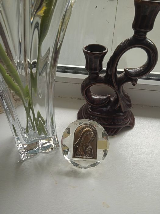 Божа матір посріблена в кришталі