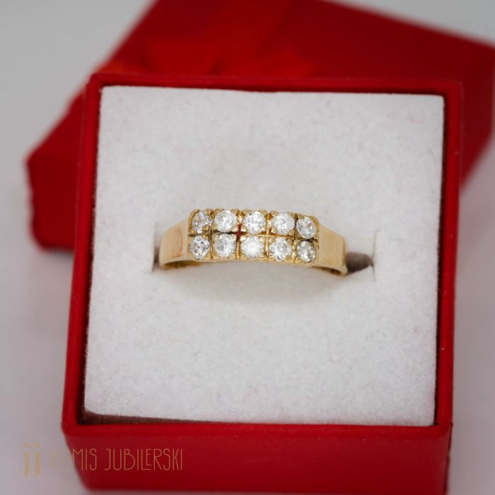 Złoty pierścionek z cyrkoniami.