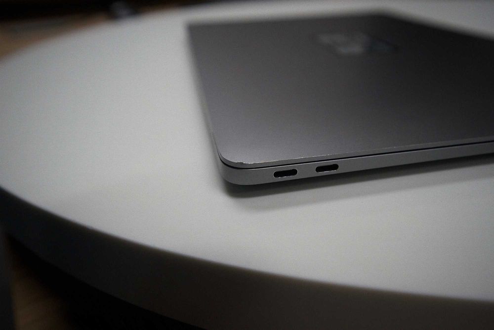 MacBook M1, 512/8, Sonoma 14.8.3, Klawiatura Cyrlica, (Dongle Gratis)