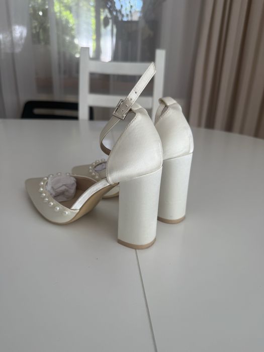 Buty czółenka ślubne z perełkami
