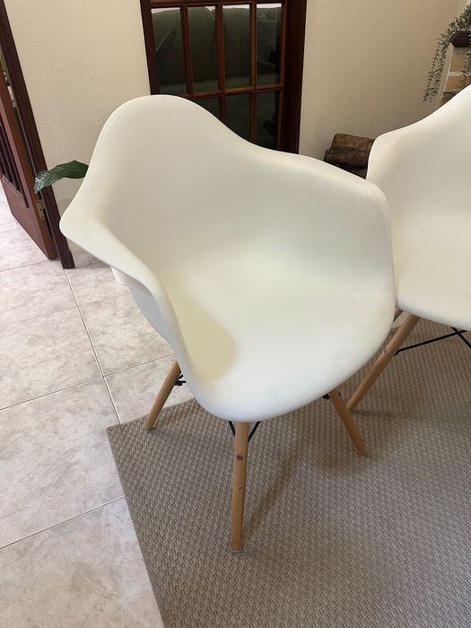 4 cadeiras e mesa redonda brancas moderna