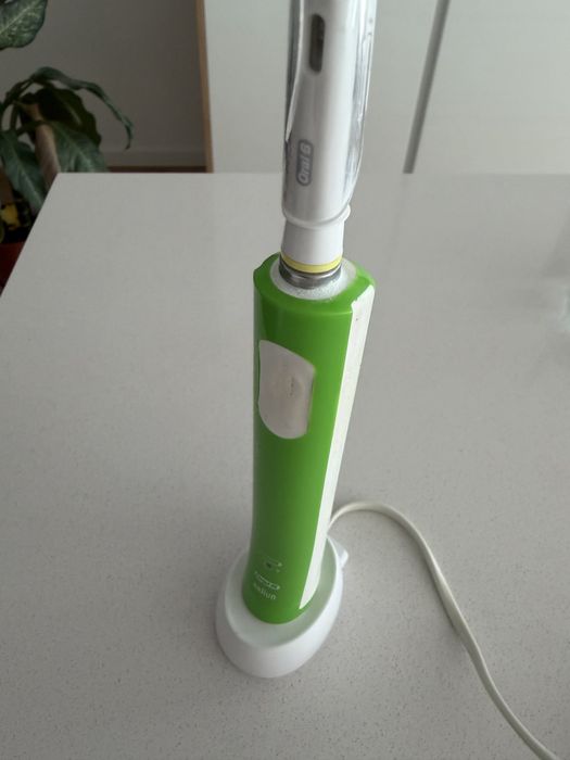 Escova de dentes eletrica Oral B pro
