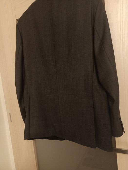 Grafitowy garnitur męski.