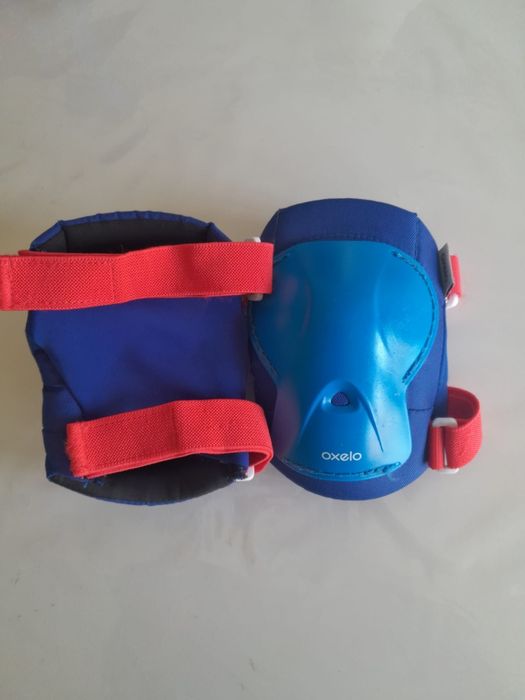 Conjunto de proteção infantil Oxelo, em azul e vermelho, inclui joelheiras e cotoveiras