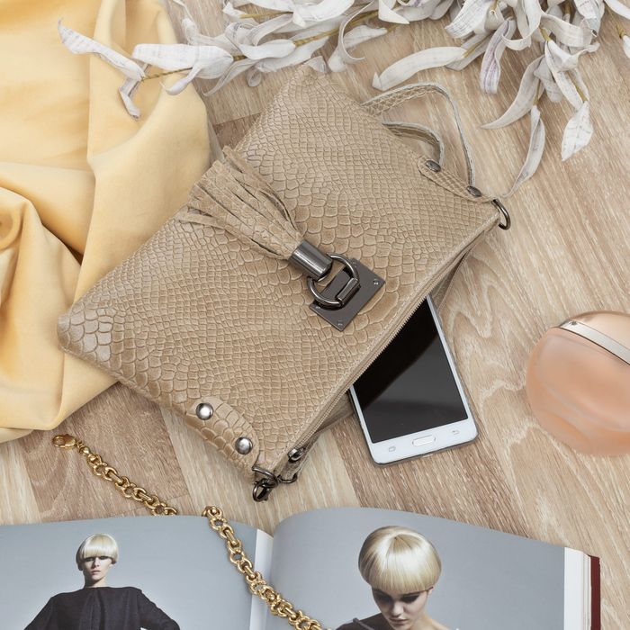 VERA PELLE torebka skórzana listonoszka kroko z paskiem V487 c.beżowa