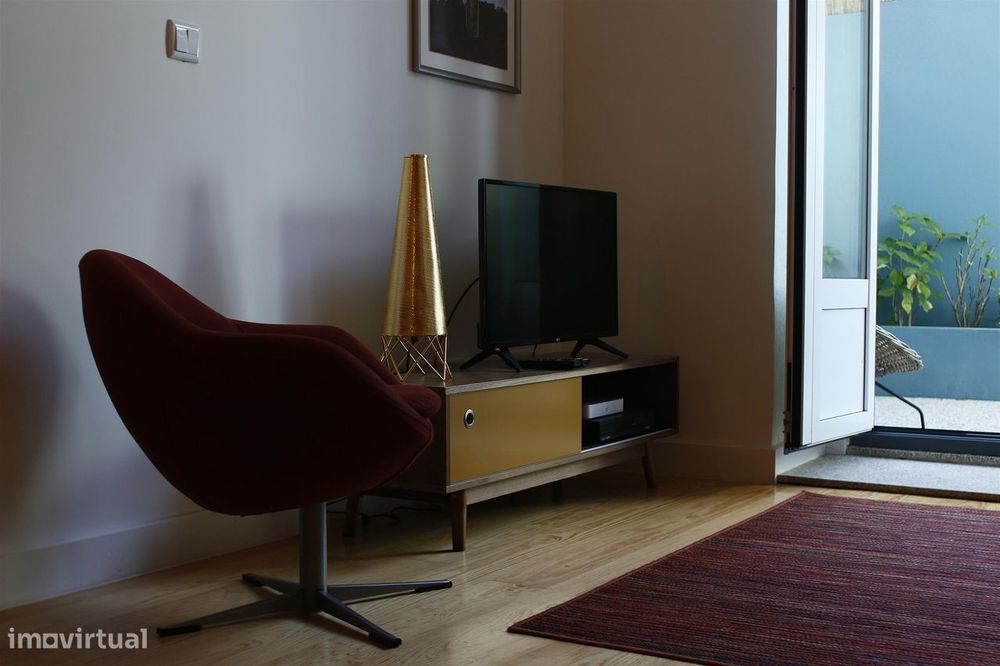 Apartamento T1 com mezanino e pátio exterior