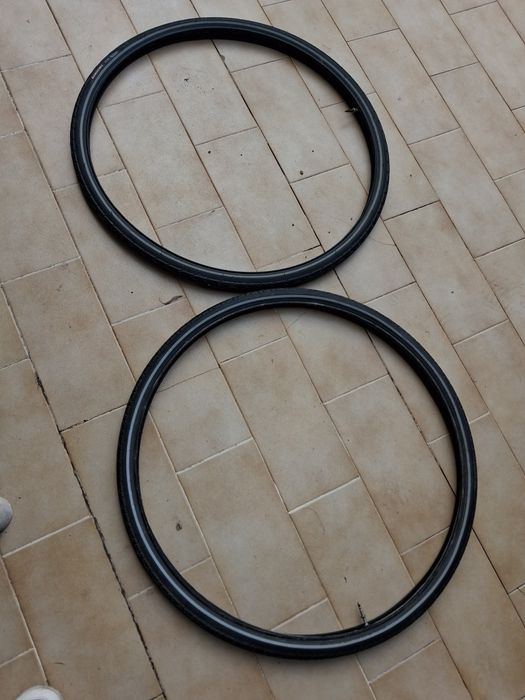Pneus e câmaras de ar de bicicleta como novos com muito pouco uso.de bicicleta.