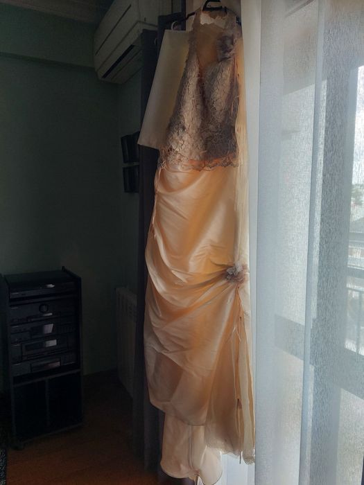 Vestido de noiva com saiote e véu