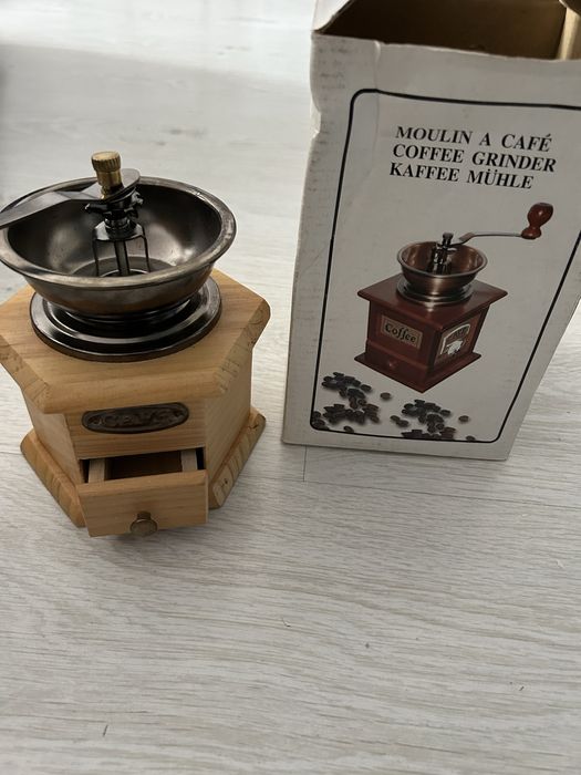 Ручна кавомолка з ящиком