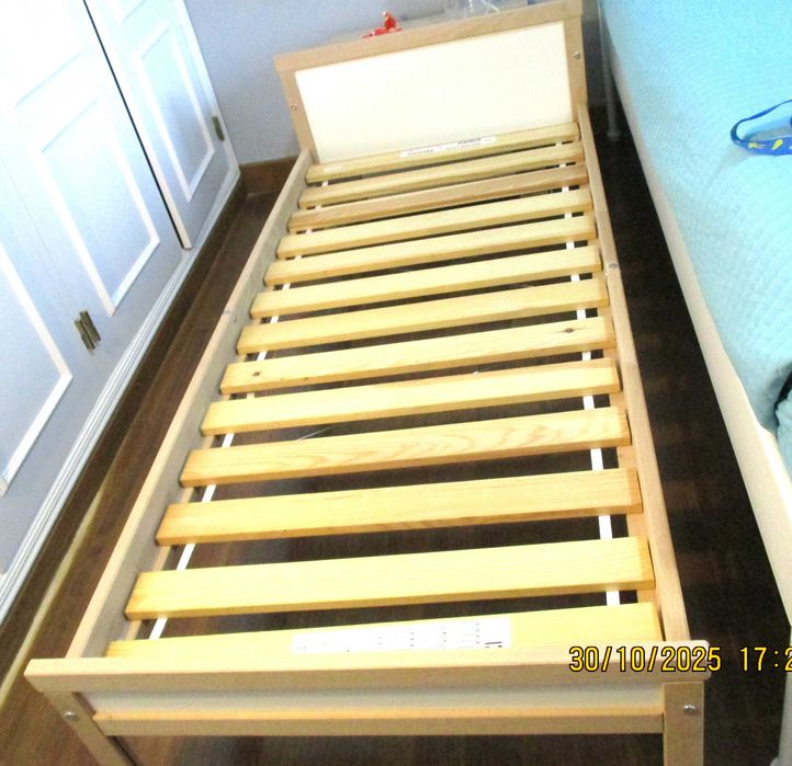 Vende-se cama de criança e mesa de actividades