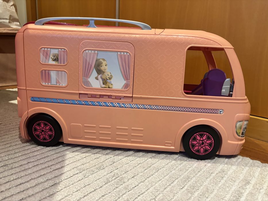 Conjunto Barbie: Casa de ferias + Armário com acessórios