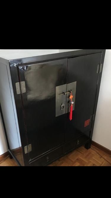 Armário preto lacado com ferragens decorativas