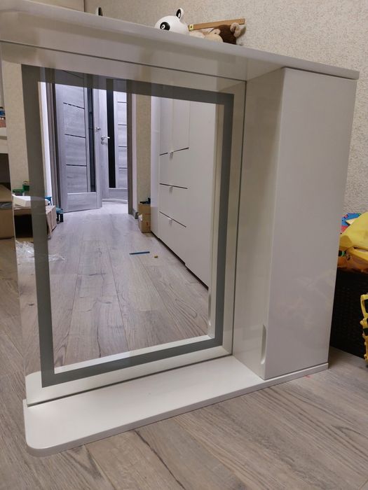 Шкаф с зеркалом и led подсветкой в ванную