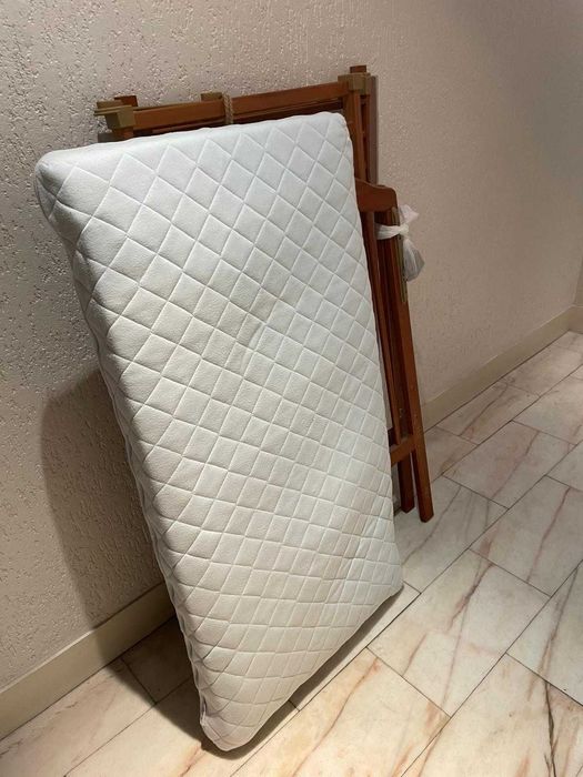Cama/Berço de grades em madeira, com colchão