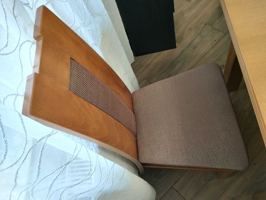 Stół rozkładany z 6 drewnianymi krzesłami