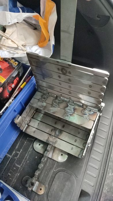 Brykieciarka do mocowania na ściane. Wigo 4