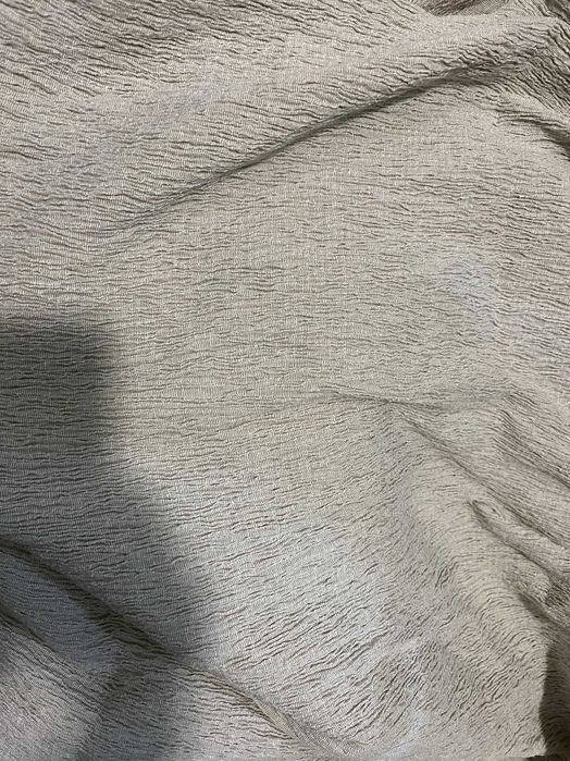 Duas capas de sofá, bege e cinza