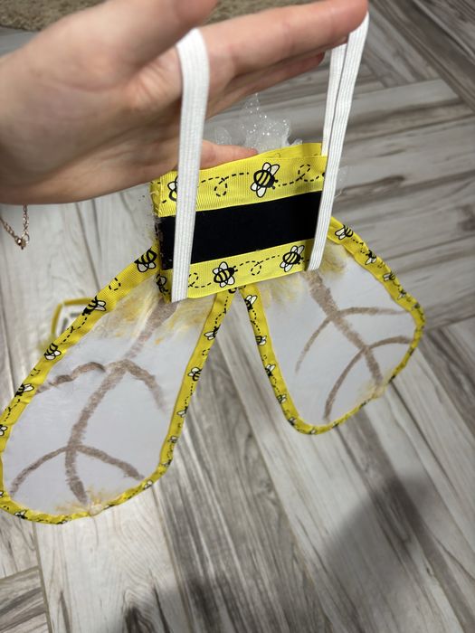 Крила та обруч бджілки