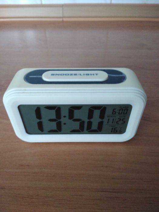 Zegar budzik cyfrowy na baterie
