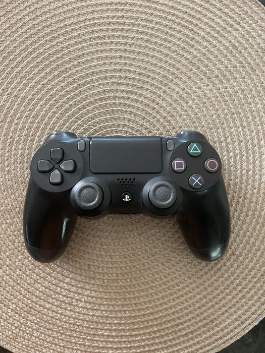 PS4 Slim com comando e jogos