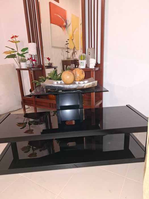 Movel baixo de televisão em vidro preto