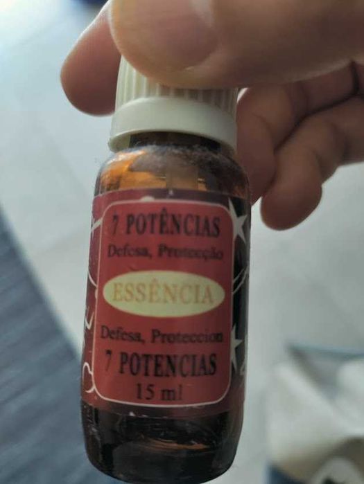 Expositor com variados Óleos de Essências Florais da Cacia