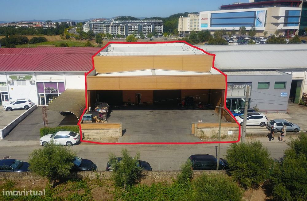 Armazém com 1.300 m² de área total junto ao Palácio do Gelo
