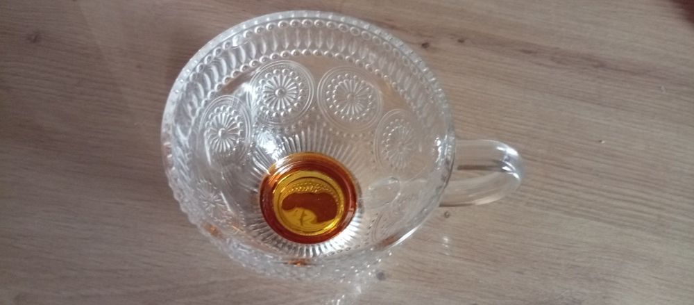 Duża szklana filiżanka ze złotą obwódką na nóżce