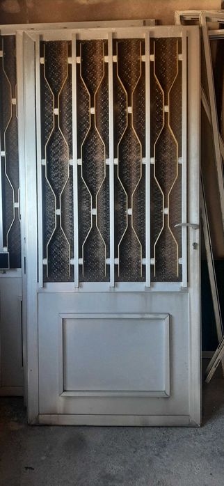 Porta em Metal com Vidro Texturado e Grade de Proteção