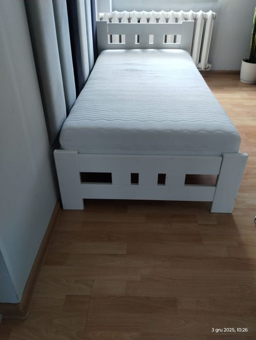 Drewniane łóżko młodzieżowe