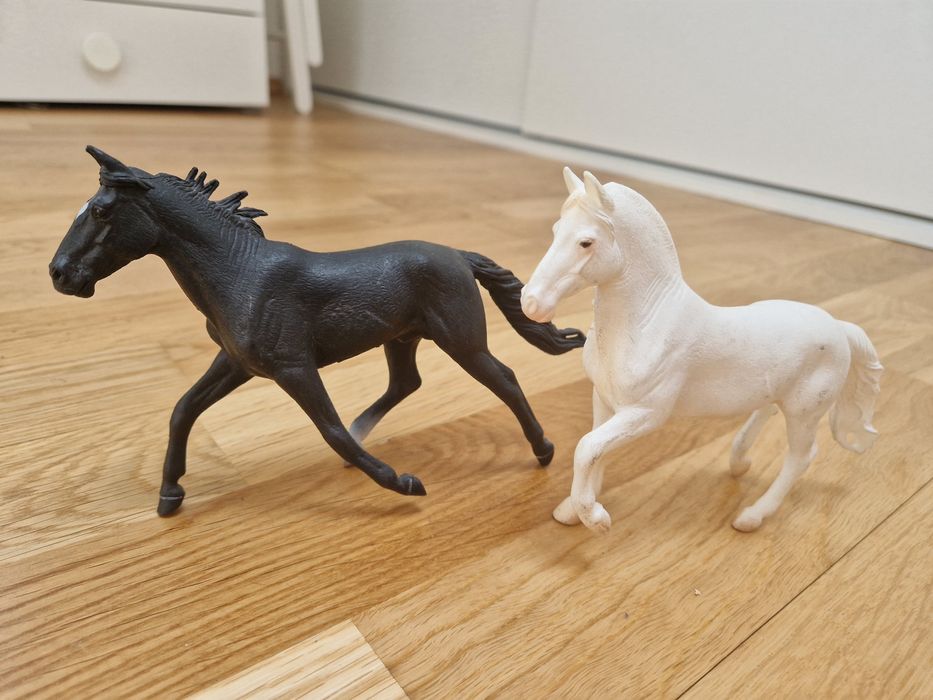 Dwa konie Collecta + dodatki