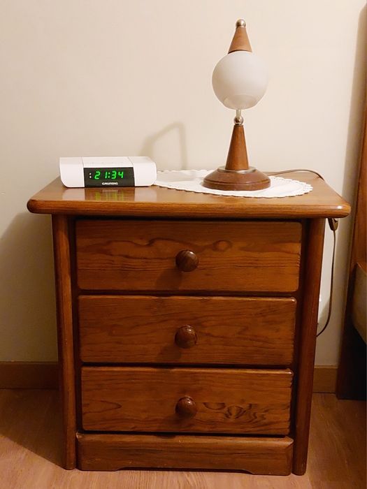 Cama de solteiro + mesa cabeceira