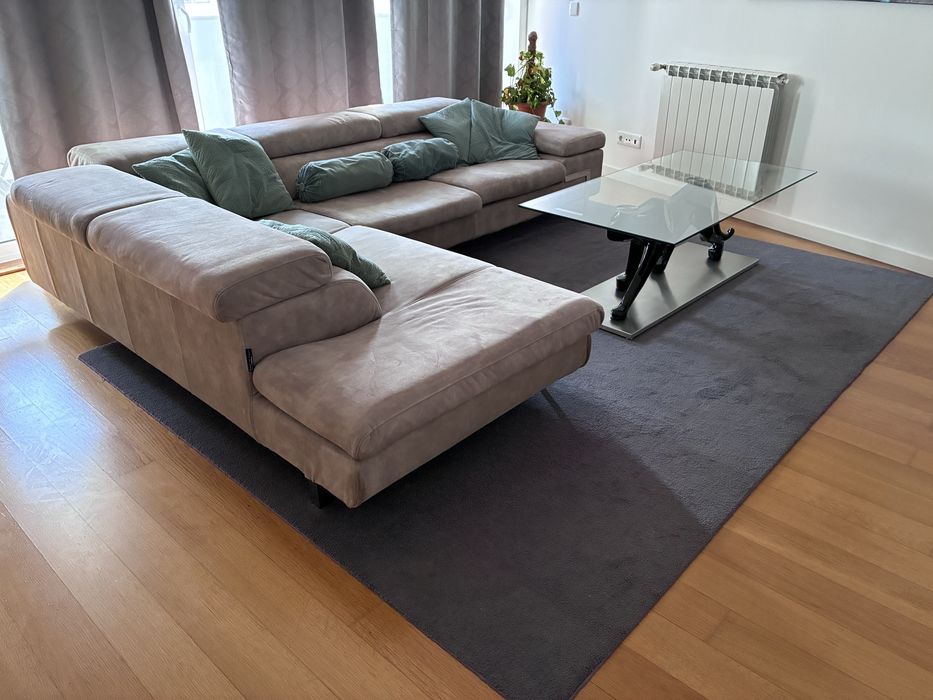 Sofá, móvel TV, TV, mesa de centro