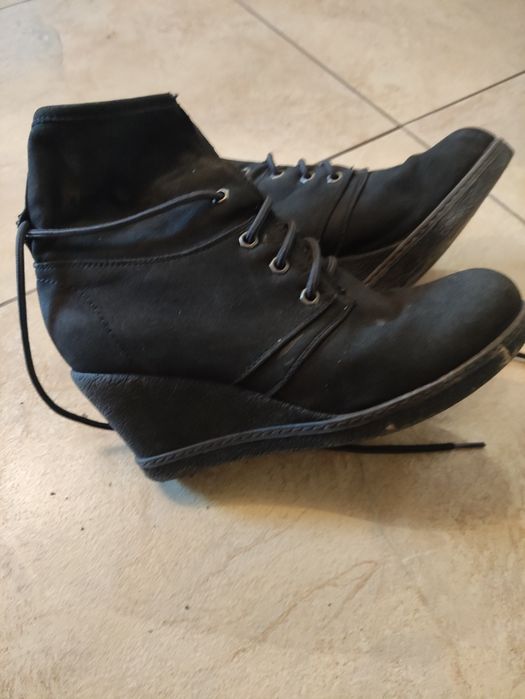Buty damskie na koturnie