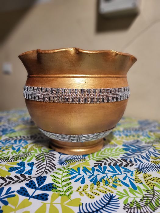 Floreira + base em dourado