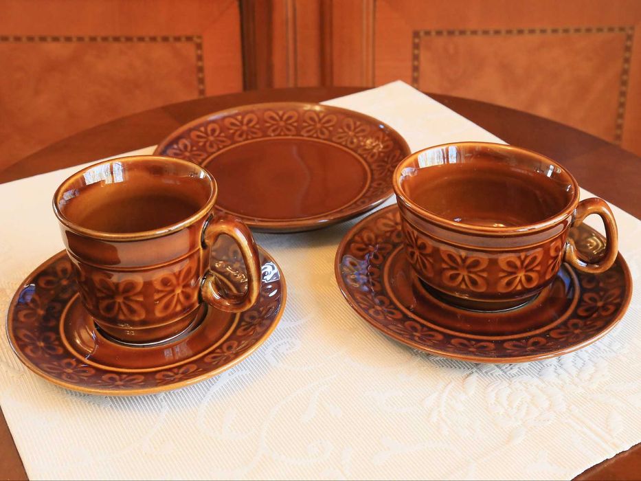 Pruszkowski porcelit „Kokardki” – serwis w stylu PRL