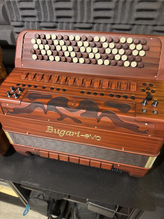 Vendo acordeon Bugari Evo - Roland