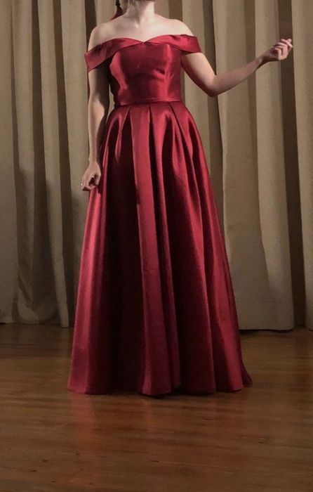 Vestido em cetim vermelho