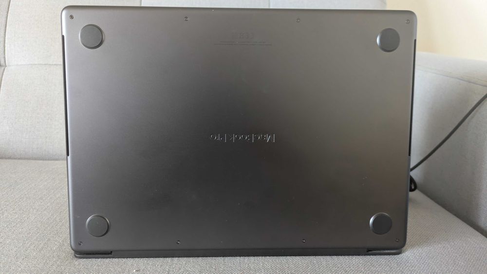 MacBook Pro 14" M3 Pro / 18 GB RAM / 512 GB SSD / 98 cykli