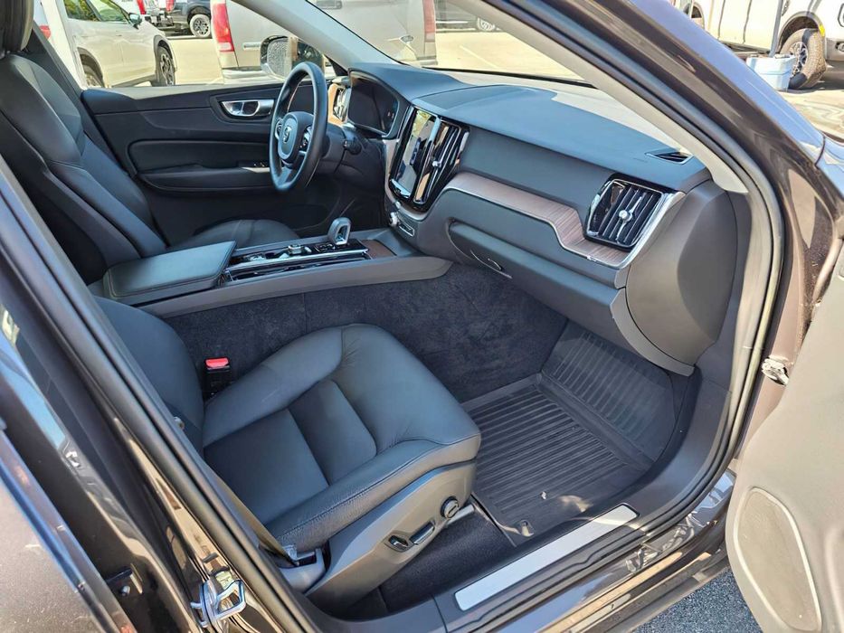 Volvo XC60 B5 Core      2023
