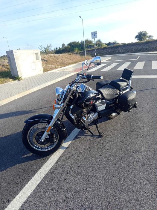 Motociclo UM Renegade Commando