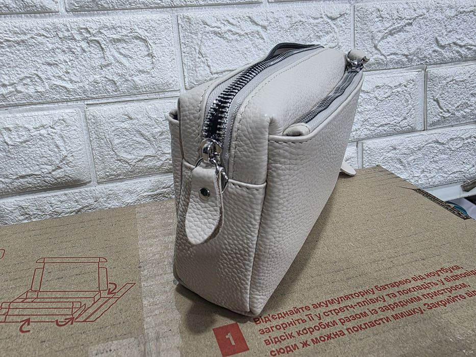 Сумка кросс боди клатч женская кожанная светло-бежевая маленькая