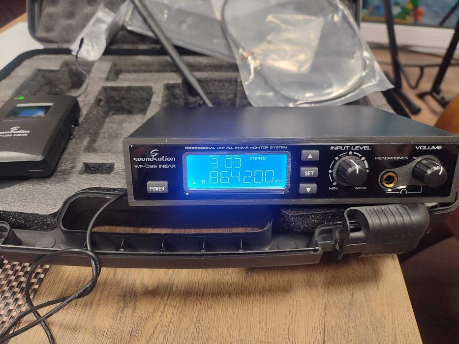 Douszne bezprzewodowe monitory słuchawkowe UHF Soundsation WF-U99