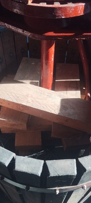 Prensa  de vinho nova  com duas bases laterais, uma grande e outra mais pequena. Para diversos kilos