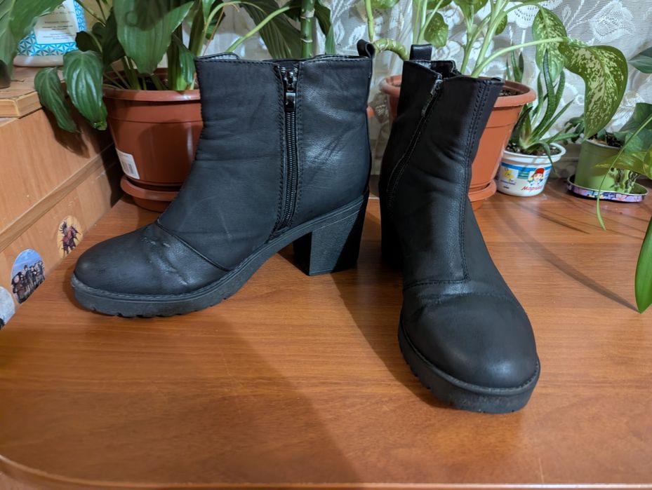 Продам женские ботинки