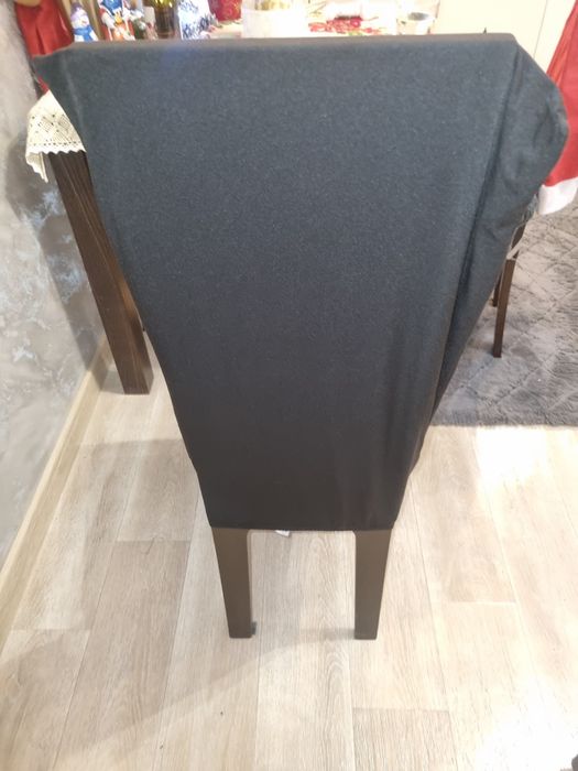 Czarne elastyczne pokrowce na krzesła.  Założone jeden raz i wyprane .