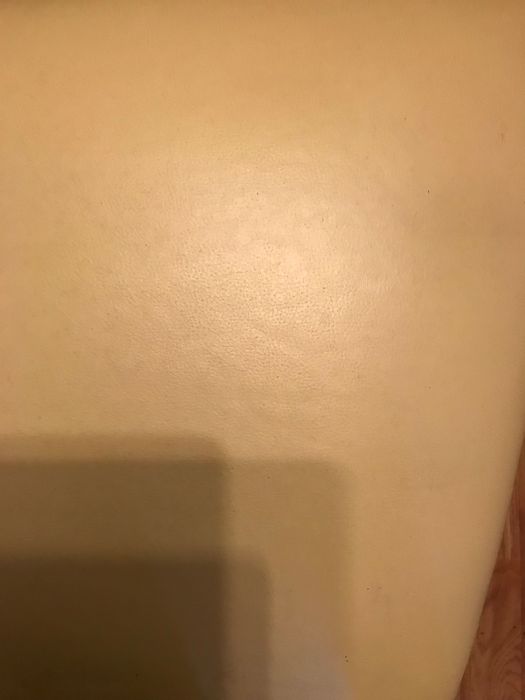 Cadeiras em madeira maciça e assento em pele