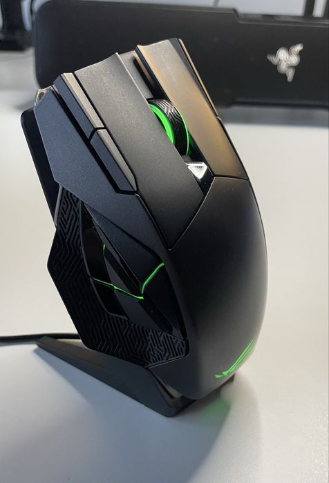 Rato Gaming ROG SPATHA wireless com base e caixa de transporte.
