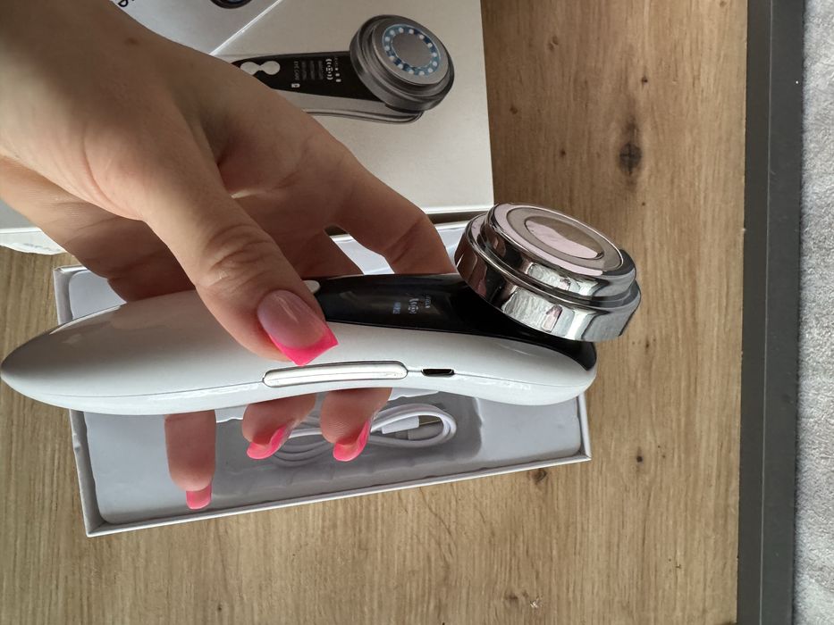 Електронний масажер доя обличчя