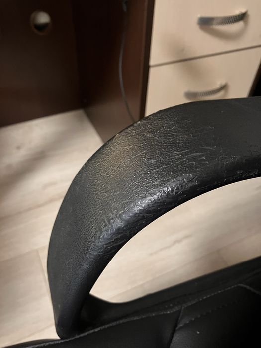 Крісло офісне «шкіряне» чорне